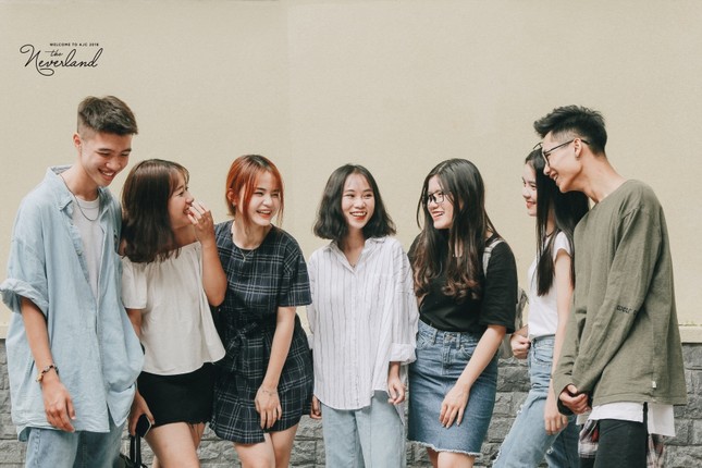 Tất tần tật style từ nhẹ nhàng đến cá tính của tân sinh viên trường Báo ngày đầu đi học ảnh 12