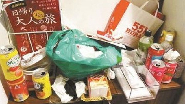 Thuê phòng trong 5 ngày, nhóm khách Trung Quốc để lại "núi rác" xộc mùi hôi thối ảnh 1