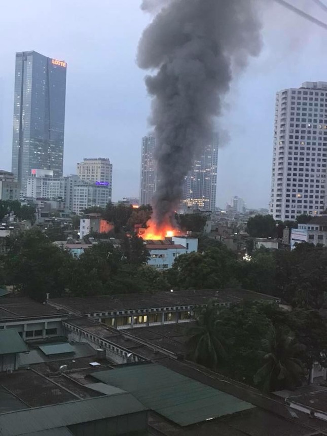 Hà Nội: Hàng loạt ngôi nhà trên đường Đê La Thành bốc cháy dữ dội ảnh 1