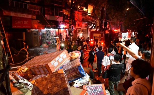 Hà Nội: Hàng loạt ngôi nhà trên đường Đê La Thành bốc cháy dữ dội ảnh 6
