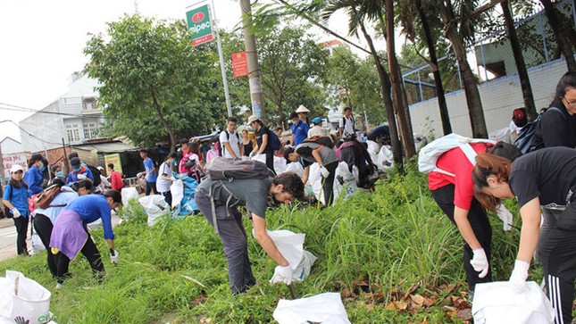 Nhiều bạn trẻ ở Sài Gòn lần đầu dọn rác "không công"! ảnh 1