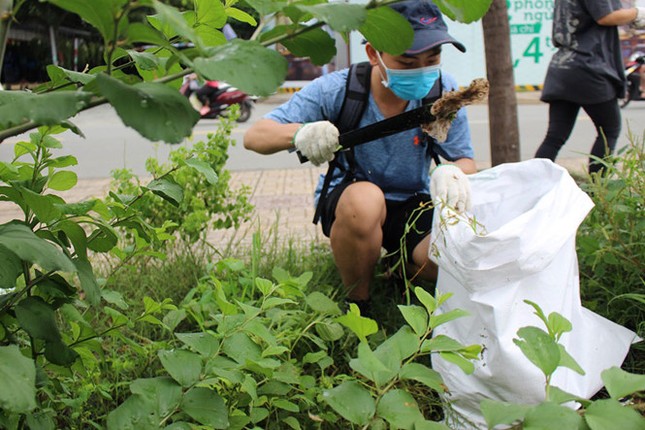 Nhiều bạn trẻ ở Sài Gòn lần đầu dọn rác "không công"! ảnh 2