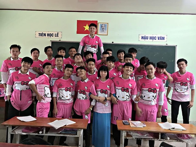 Cười sái quai hàm với đồng phục lớp "hồng hồng tuyết tuyết" của teen THPT Tân Lược (Vĩnh Long) ảnh 2