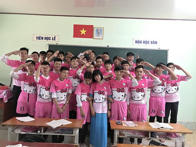 Cười sái quai hàm với đồng phục lớp "hồng hồng tuyết tuyết" của teen THPT Tân Lược (Vĩnh Long) ảnh 4