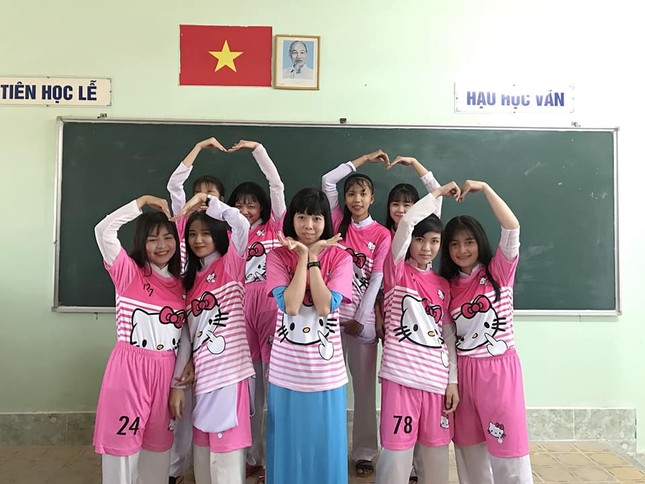 Cười sái quai hàm với đồng phục lớp "hồng hồng tuyết tuyết" của teen THPT Tân Lược (Vĩnh Long) ảnh 3
