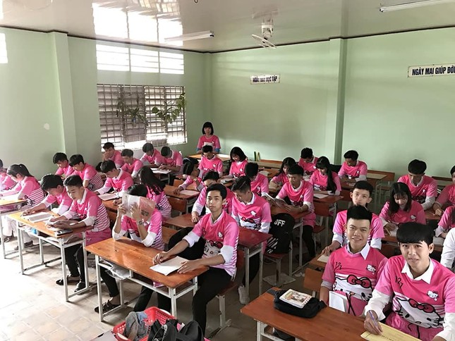 Cười sái quai hàm với đồng phục lớp "hồng hồng tuyết tuyết" của teen THPT Tân Lược (Vĩnh Long) ảnh 1