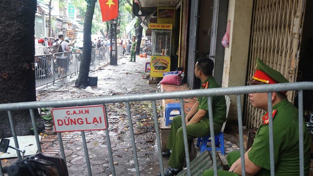 Hà Nội: Ngổn ngang hiện trường vụ cháy 9 ngôi nhà trên đường Đê La Thành ảnh 3