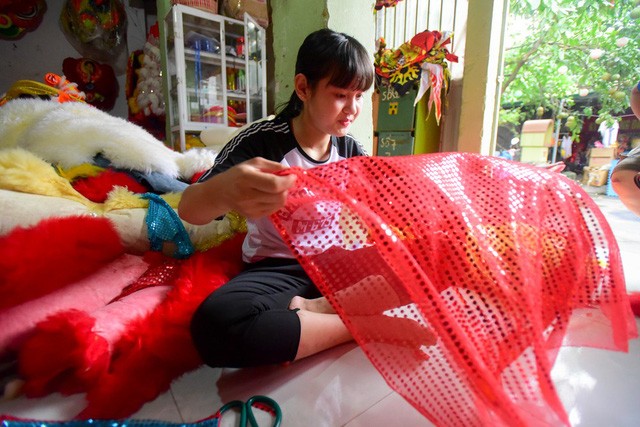 Hà Nội: Xưởng làm đầu lân tất bật trước Tết Trung thu ảnh 4