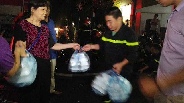 Vụ cháy ở Đê La Thành: Những hình ảnh người lính cứu hỏa khiến dân mạng xúc động ảnh 2