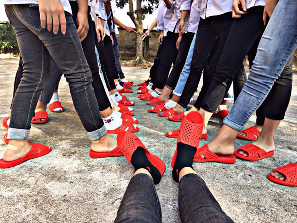 Cần gì giày hiệu vài chục triệu, muốn nổi bật hãy rủ team mang dép tổ ong nhiều màu! ảnh 1