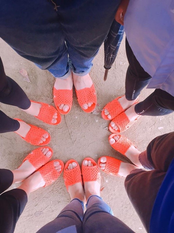Cần gì giày hiệu vài chục triệu, muốn nổi bật hãy rủ team mang dép tổ ong nhiều màu! ảnh 3