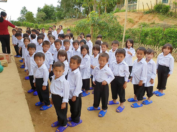 Cần gì giày hiệu vài chục triệu, muốn nổi bật hãy rủ team mang dép tổ ong nhiều màu! ảnh 6