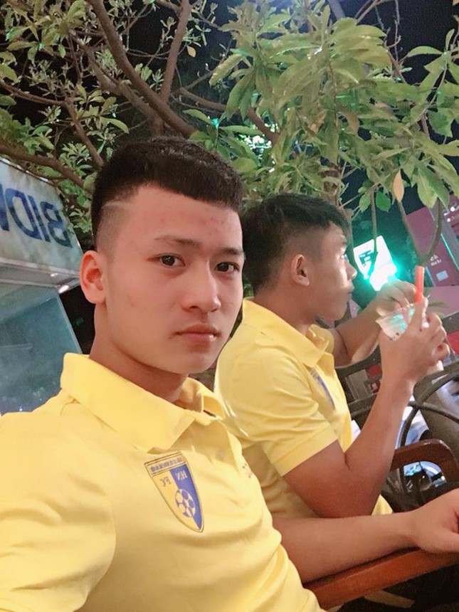 Thêm một thủ môn đẹp trai không kém Bùi Tiến Dũng, động lực cho fan-girl ra sân cổ vũ ảnh 4