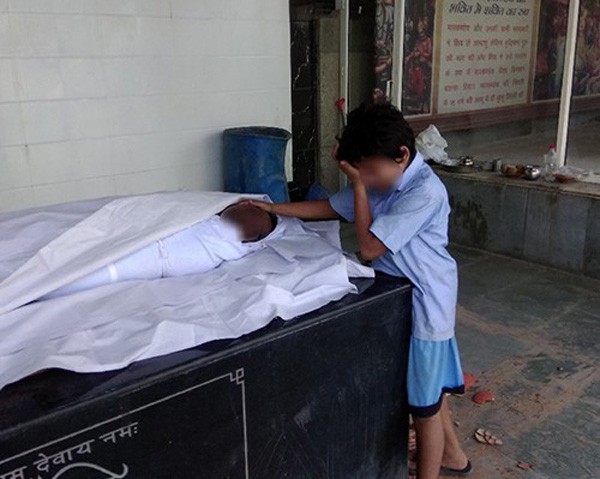 Cậu bé khóc bên thi hài cha làm lay động dân mạng, sau 1 ngày quyên góp được 10 tỷ đồng ảnh 1