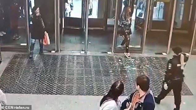 Nga: Vừa đi vừa “cắm mặt” vào điện thoại, cô gái đập vỡ cửa kính ga tàu điện ngầm ảnh 1