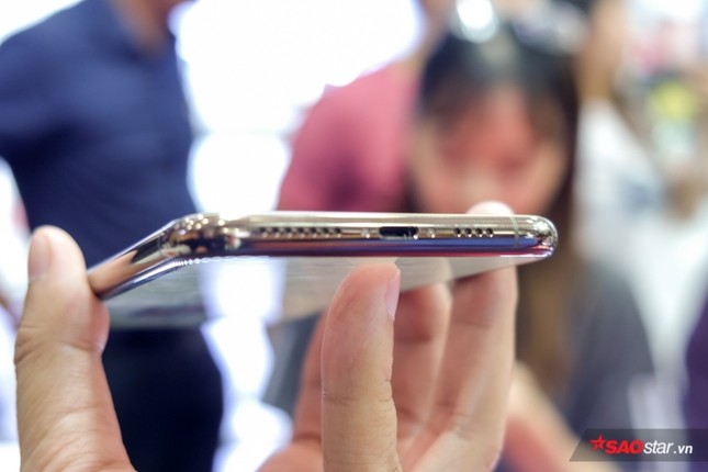 Cận cảnh iPhone Xs Max vàng đầu tiên tại Việt Nam, giá lên tới 79 triệu đồng ảnh 8