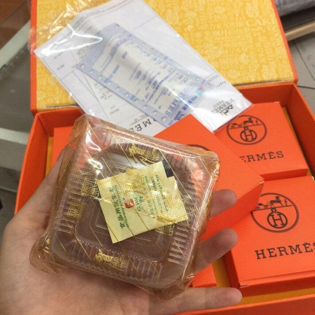 Bánh trung thu hiệu Hermes, Gucci, chị em bỏ 3 triệu đồng mua về chỉ để... ngắm ảnh 2