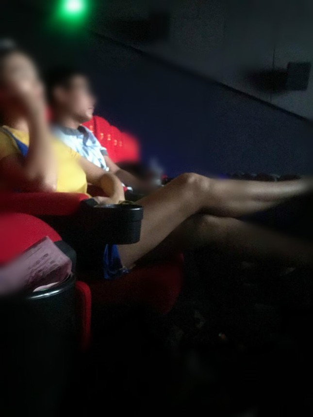 Dân mạng phẫn nộ với thái độ của 2 cô gái chiếm chỗ, gác chân lên ghế ở rạp phim ảnh 2