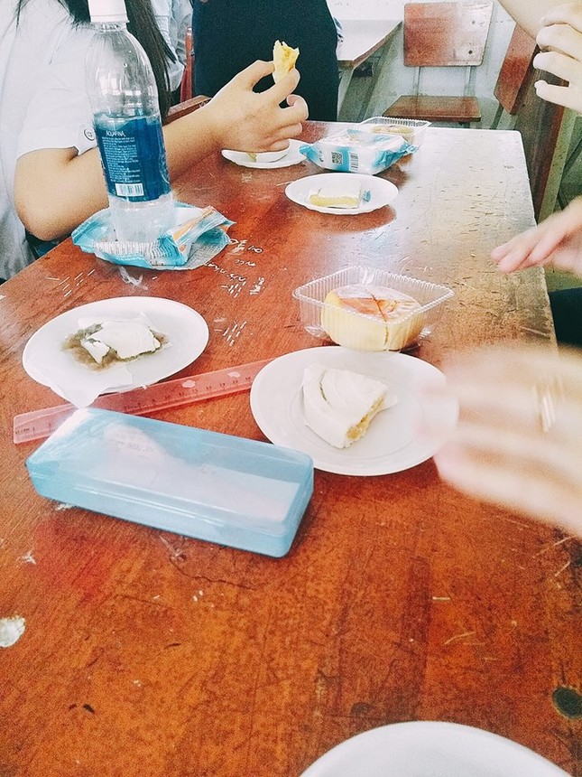 Trung Thu của "lớp nhà người ta" rước chổi, múa ghế, vậy lớp bạn thế nào? ảnh 4
