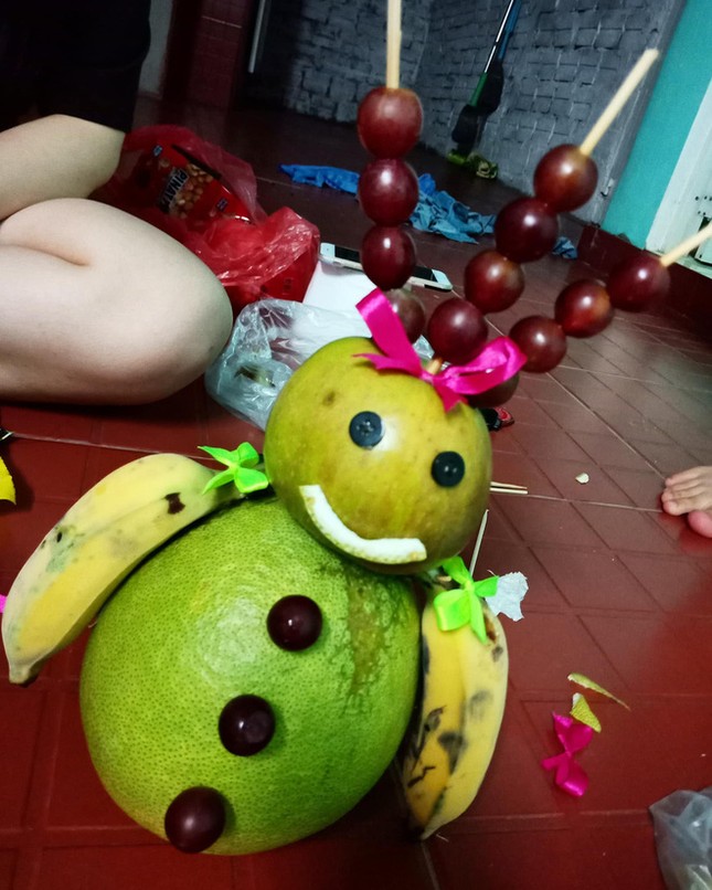 Những mâm ngũ quả cắt tỉa vừa đáng yêu vừa kỳ dị khiến dân mạng chỉ biết ôm bụng cười ảnh 3