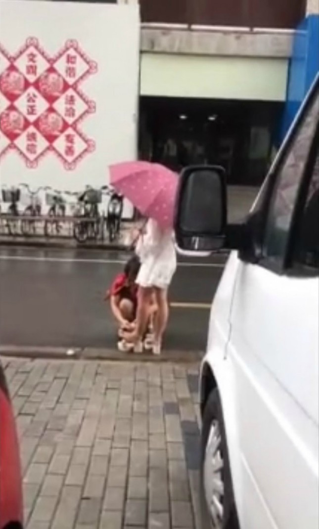 Cô gái bắt mẹ cúi xuống lau giày giữa trời mưa bị dân mạng "ném đá" dữ dội ảnh 1