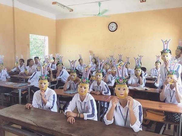 Trung Thu lớp nhà người ra: Cả lớp mua mặt nạ Tôn Ngộ Không đội rồi chụp ảnh mới chịu! ảnh 1
