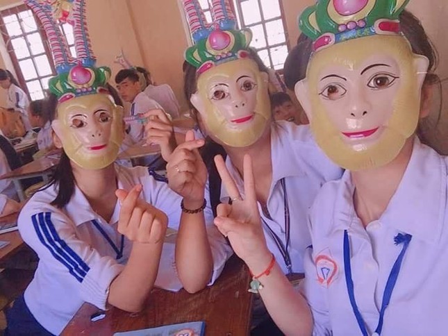 Trung Thu lớp nhà người ra: Cả lớp mua mặt nạ Tôn Ngộ Không đội rồi chụp ảnh mới chịu! ảnh 2