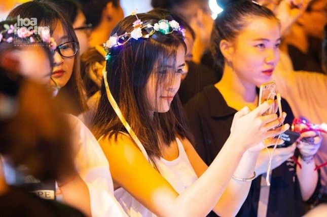 Hà Nội: Trai xinh gái đẹp rủ nhau lên phố cổ đón Trung Thu trước ngày Rằm tháng Tám ảnh 4