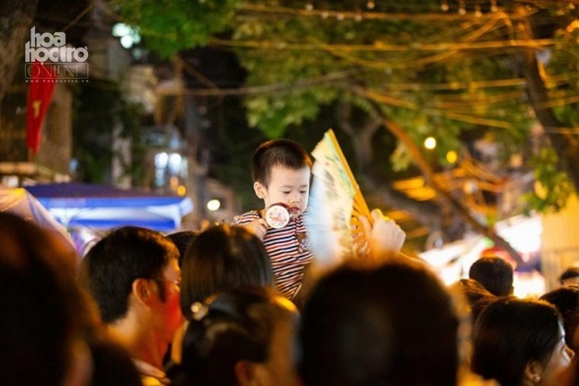 Hà Nội: Trai xinh gái đẹp rủ nhau lên phố cổ đón Trung Thu trước ngày Rằm tháng Tám ảnh 9