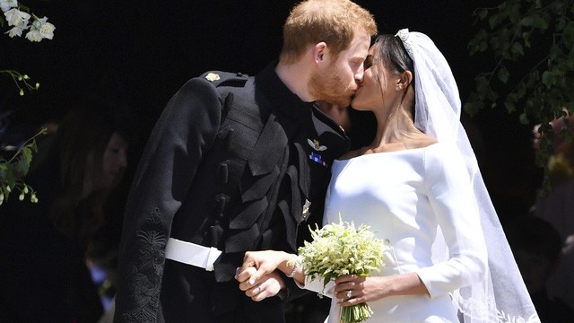 Bí mật chưa từng tiết lộ về chiếc váy cưới của Công nương Anh Meghan ảnh 1