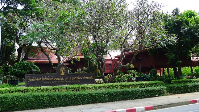 Dành cho team "crush" đất Thái: Có một xứ chùa vàng "mini" trong lòng Đại học Chulalongkorn ảnh 18