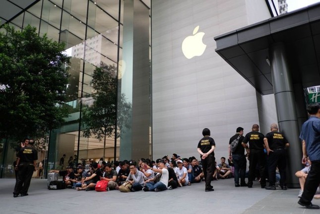 Người Việt đã "đại náo" Apple Store ở Singapore trong ngày mở bán iPhone như thế nào? ảnh 1