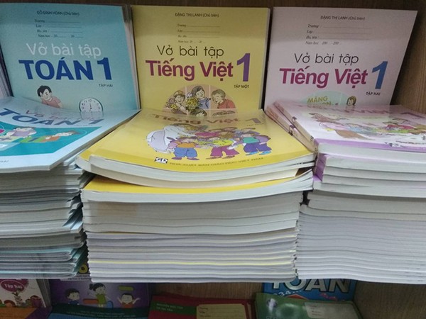 Bộ trưởng Phùng Xuân Nhạ yêu cầu hướng dẫn học sinh không viết, vẽ vào sách giáo khoa ảnh 1
