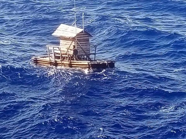 Chàng trai Indonesia sống sót kỳ diệu sau 49 ngày trôi dạt trên lều bẫy cá giữa Thái Bình Dương ảnh 1