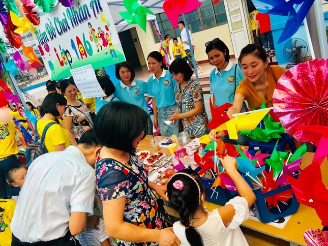 Hà Nội: "Vầng trăng yêu thương" - hội chợ từ thiện ý nghĩa dành cho tween Tiểu học Đoàn Thị Điểm ảnh 1