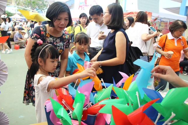 Hà Nội: "Vầng trăng yêu thương" - hội chợ từ thiện ý nghĩa dành cho tween Tiểu học Đoàn Thị Điểm ảnh 2