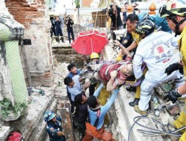 Sập đền trăm tuổi ở Bangkok, 12 công nhân bị chôn vùi ảnh 1