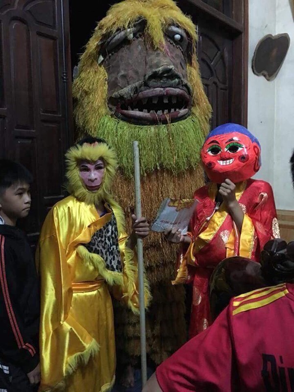 Đội hình múa lân Trung Thu phong cách Halloween khiến dân mạng cười ngất ảnh 1