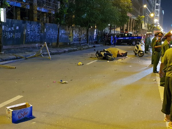 Hà Nội: Khung sắt từ cao ốc rơi xuống đường, một phụ nữ tử vong ảnh 1
