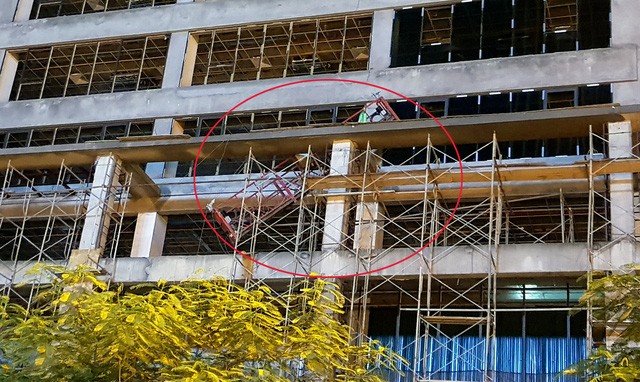Hà Nội: Khung sắt từ cao ốc rơi xuống đường, một phụ nữ tử vong ảnh 2