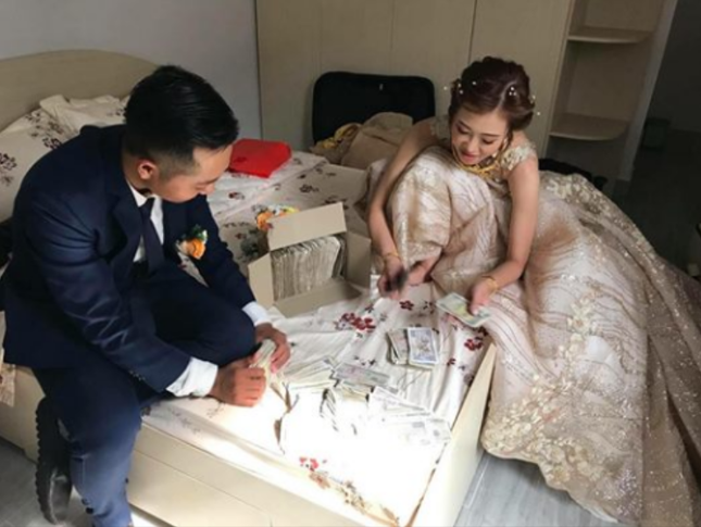 Hội bạn thân "lầy lội" mừng cưới toàn tiền lẻ, cô dâu chú rể đếm "xuyên đêm" quên cả động phòng ảnh 1