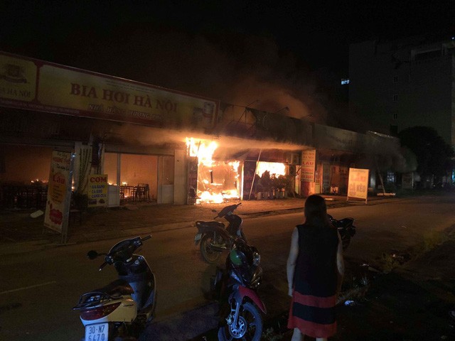 Hà Nội: Cháy lớn xảy ra tại 4 cửa hàng ở khu tái định cư ảnh 1