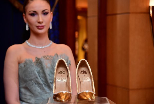 Chiêm ngưỡng đôi giày đắt nhất thế giới giá 17 triệu USD ảnh 1