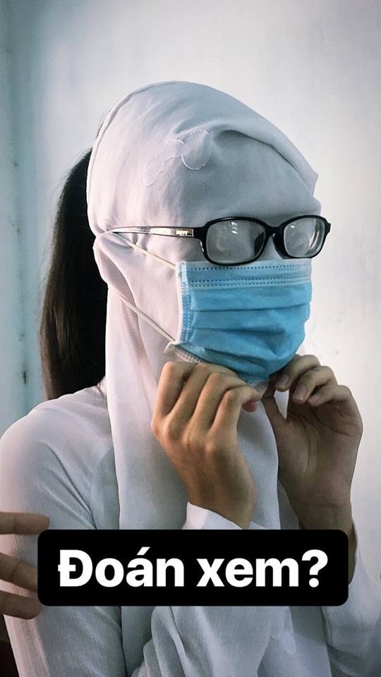 Teen Quảng Ngãi hóa "pho tượng sống" bằng cách vắt tà áo dài lên đầu, kính vẫn đeo trên mắt ảnh 1