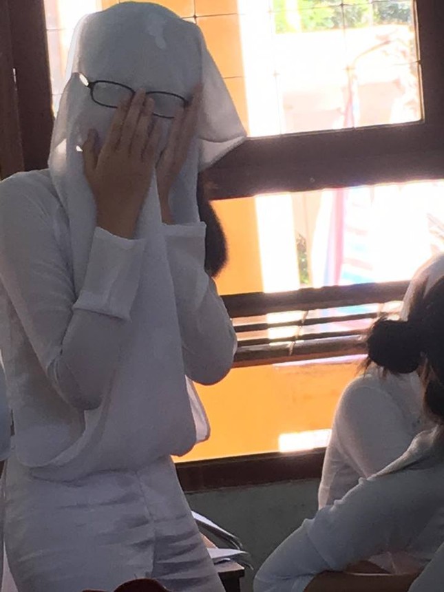 Teen Quảng Ngãi hóa "pho tượng sống" bằng cách vắt tà áo dài lên đầu, kính vẫn đeo trên mắt ảnh 4