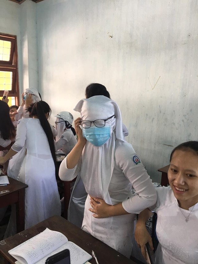 Teen Quảng Ngãi hóa "pho tượng sống" bằng cách vắt tà áo dài lên đầu, kính vẫn đeo trên mắt ảnh 2
