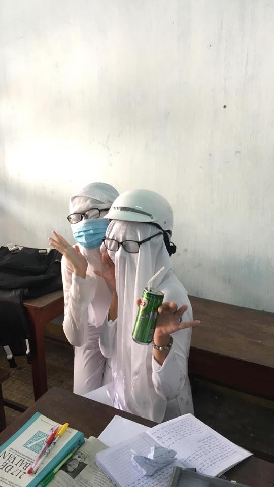 Teen Quảng Ngãi hóa "pho tượng sống" bằng cách vắt tà áo dài lên đầu, kính vẫn đeo trên mắt ảnh 5