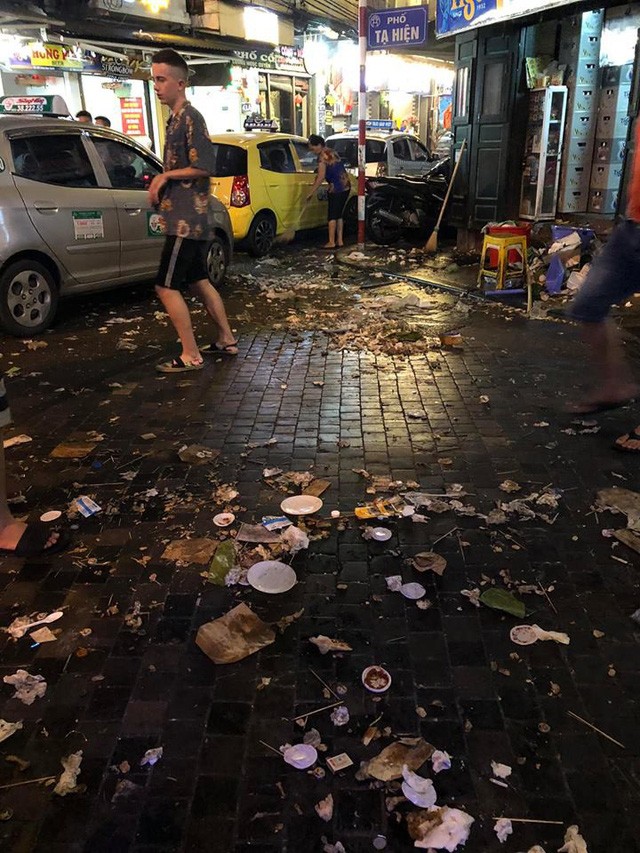 "Chàng Tây" một mình dọn rác phố cổ đến 2 giờ sáng gây “sốt” mạng ảnh 1