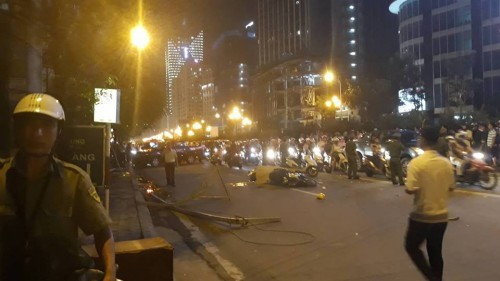 Vụ thanh sắt rơi từ tòa nhà đang xây qua lời kể bàng hoàng của người thoát chết ảnh 1