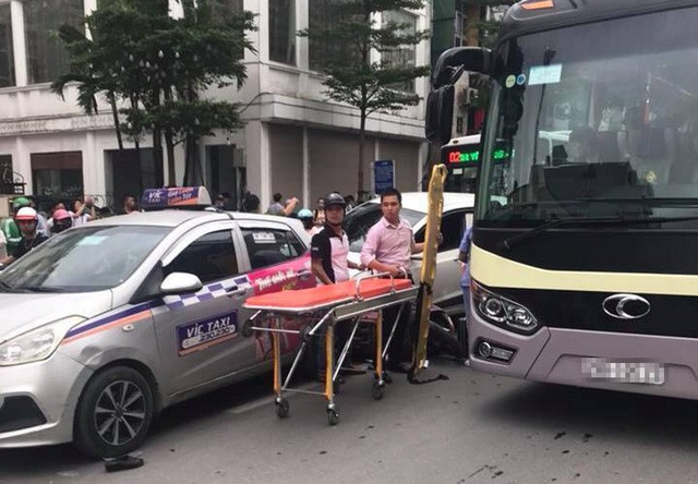 Hà Nội: Xe “điên” đâm hàng loạt phương tiện, 4 người nhập viện ảnh 2